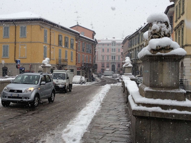 Il centro di Monza sotto la neve immagine