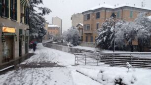 Il centro di Monza sotto la neve immagine