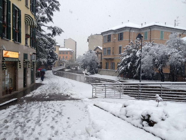 Il centro di Monza sotto la neve immagine