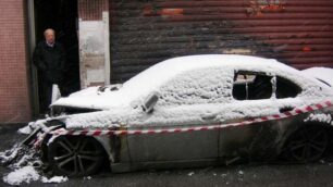 Auto brucia in incendio sospettoNovantenne lancia l’allarme