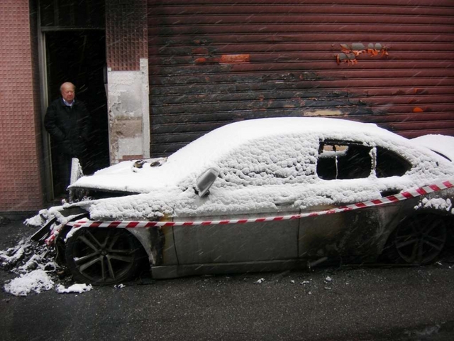 Auto brucia in incendio sospettoNovantenne lancia l’allarme