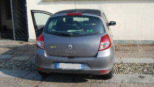 Si lancia con l’auto su una scuolaArrestato per tentata strage