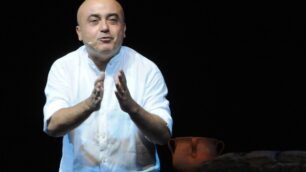 ”Il sosia di lui” al teatro DusePaolo Cevoli in scena ad Agrate