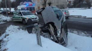 Giussano, l’auto tamponatafinisce la sua corsa nel fosso