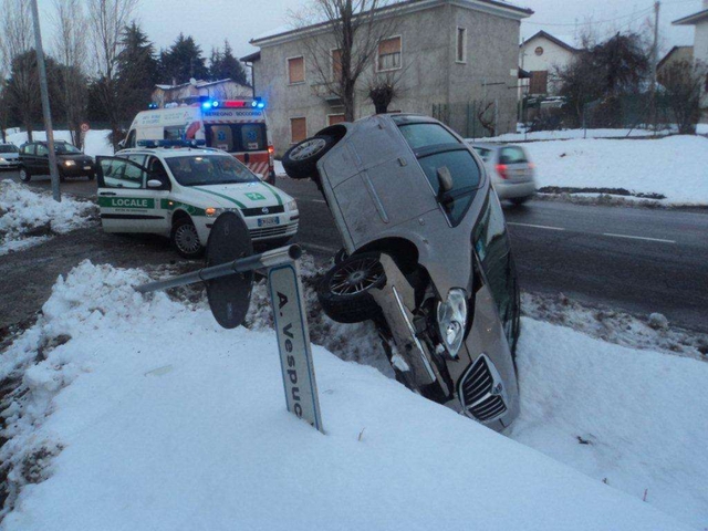 Giussano, l’auto tamponatafinisce la sua corsa nel fosso