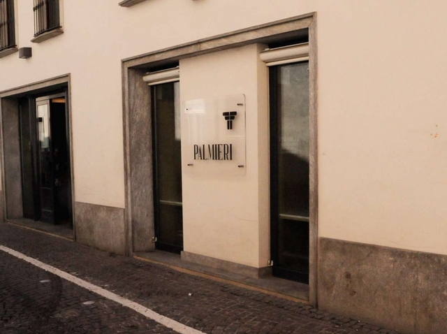 Verano, furto al bar pasticceriaIl bottino: dolci, sedie e tavolini