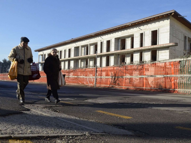 Tra ecomostro e voragini in stradaBenvenuti in via Barassi a Carnate