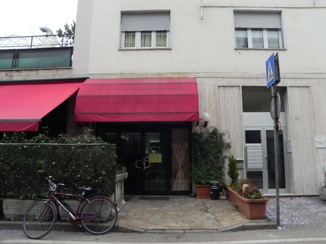 Lissone, uomo precipita in stradaSoccorso dai clienti del ristorante