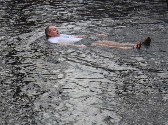 Regione, per un posto si fa di tuttoCandidato fa un tuffo nel Lambro