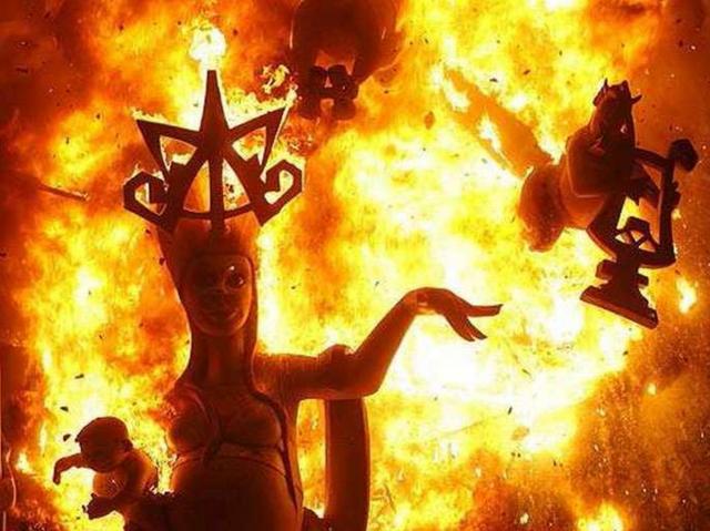 Valencia, Las Fallassi accende la festa