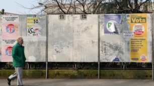 Strappa le affissioni già scaduteIl vandalo con l’hobby elettorale