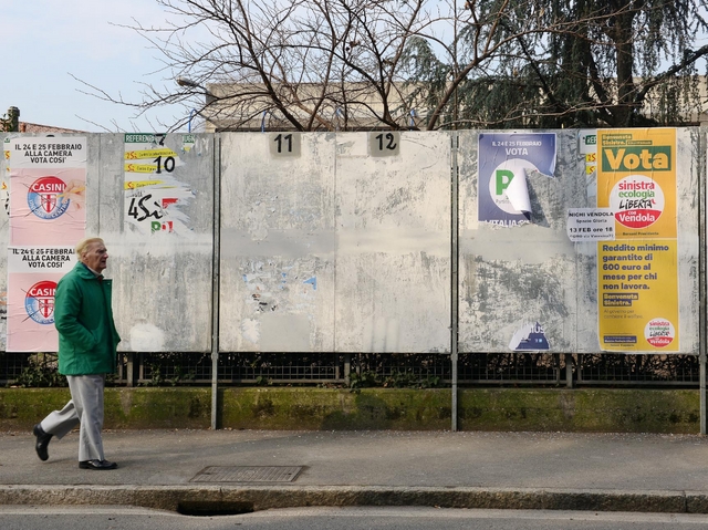 Strappa le affissioni già scaduteIl vandalo con l’hobby elettorale