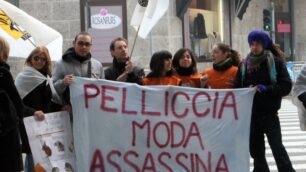 Monza, «Questi abiti sono tossici»Lav ne chiede il ritiro dal mercato