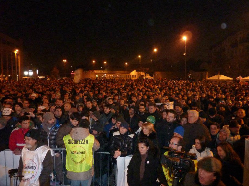 Lo tsunami tour riempie la piazzaIn cinquemila per #grilloamonza