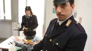 Cocaina, svastiche e un «tonfa»Lissone: in casa trovano di tutto