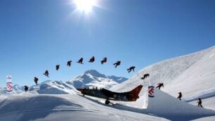 Livigno, un caccia bombardierenella skiarea del Mottolino
