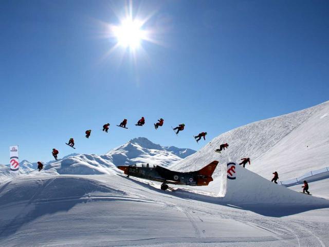 Livigno, un caccia bombardierenella skiarea del Mottolino