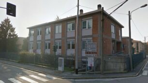 Concorezzo, la scuola è stabile?Per scoprirlo fan saltare i bambini