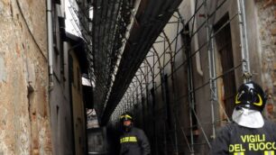 Ponteggio cade sulla casa vicinaCinque famiglie evacuate a Carate
