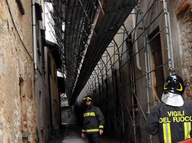 Ponteggio cade sulla casa vicinaCinque famiglie evacuate a Carate
