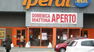 Seregno, rapinano l’Iperalcon kalashnikov e maschere