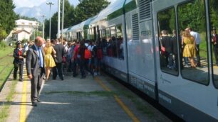 Besana, giovane tenta il suicidioAutomobilisti riescono a salvarlo