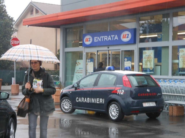 Rapina all’U2 di Paderno Pistola in mano, via l’incasso