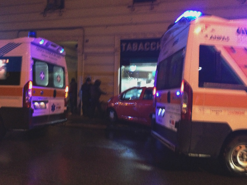 Monza, auto sfonda una vetrinaCrash e sette feriti in via Appiani