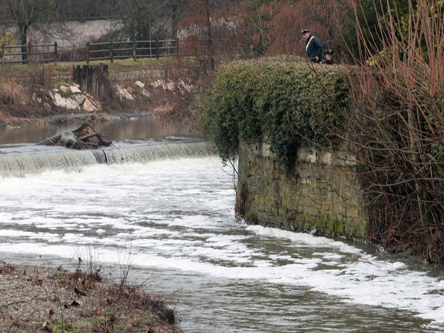 La schiuma bianca nel Lambro immagine