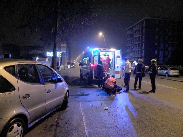 Scontro violento tra due autoPaura nella notte in viale Libertà