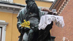 Tricot sulle statue per l’8 marzoLa responsabile rischia la multa