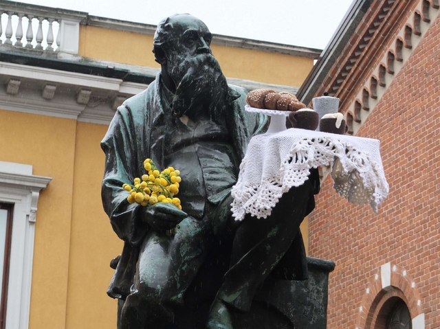 Tricot sulle statue per l’8 marzoLa responsabile rischia la multa