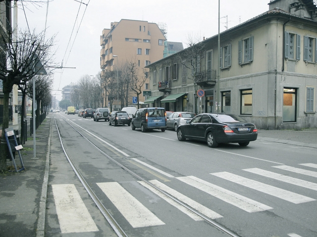 Desio: picchiata in strada dall’extra l’indifferenza dei passanti