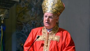 L’abbraccio di Scola a Francesco«Con gioia, preghiera e affetto»