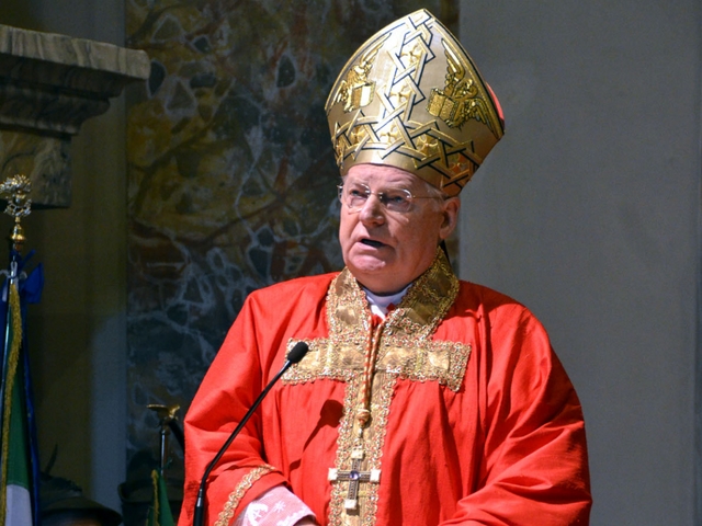 L’abbraccio di Scola a Francesco«Con gioia, preghiera e affetto»