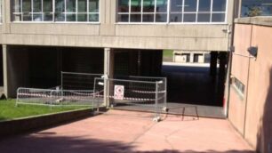 Concorezzo, dopo i salti a scuolaL’intonaco che cade dal soffitto