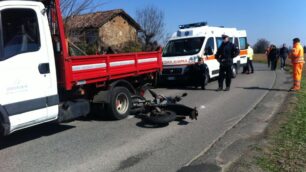 Tampona un camion a VimercateIn fin di vita motociclista di Oreno