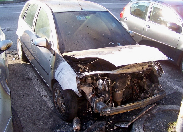Seregno, auto data alle fiammeForse un movente passionale