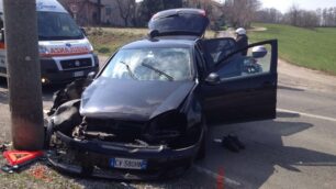 Triuggio, in auto contro un paloDue a bordo, cinquantenne ferito