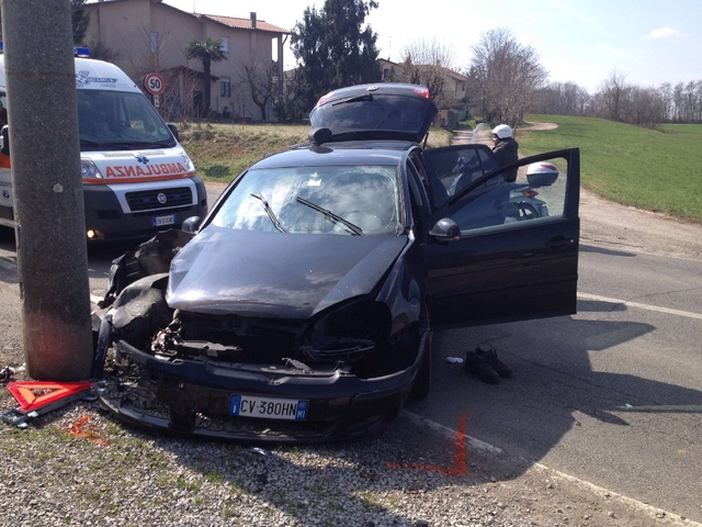 Triuggio, in auto contro un paloDue a bordo, cinquantenne ferito