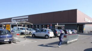 Seregno, trascinata da scippatorenel parcheggio dell’Esselunga