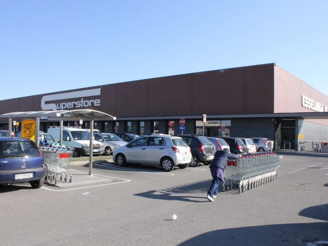 Seregno, trascinata da scippatorenel parcheggio dell’Esselunga
