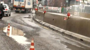Buche in strada e restringimentoE’ viale Lombardia verso Monza