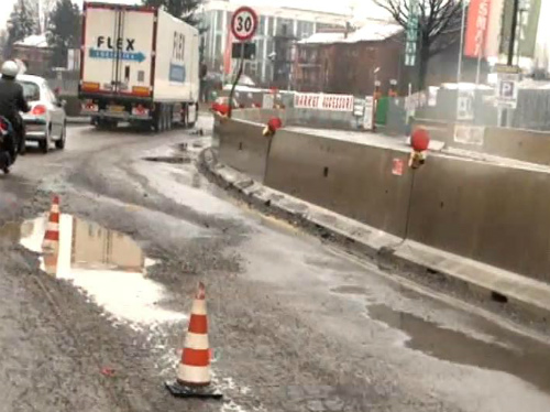 Buche in strada e restringimentoE’ viale Lombardia verso Monza