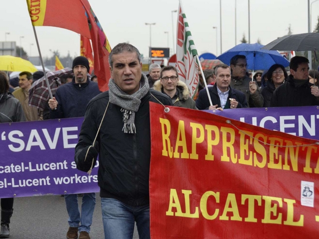 Alcatel, corteo a VimercateIn 300 occupano la provinciale