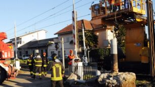 Camion trancia i fili col rimorchioLinea Seregno-Carnate interrotta
