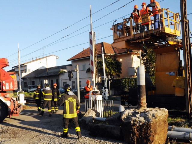 Camion trancia i fili col rimorchioLinea Seregno-Carnate interrotta