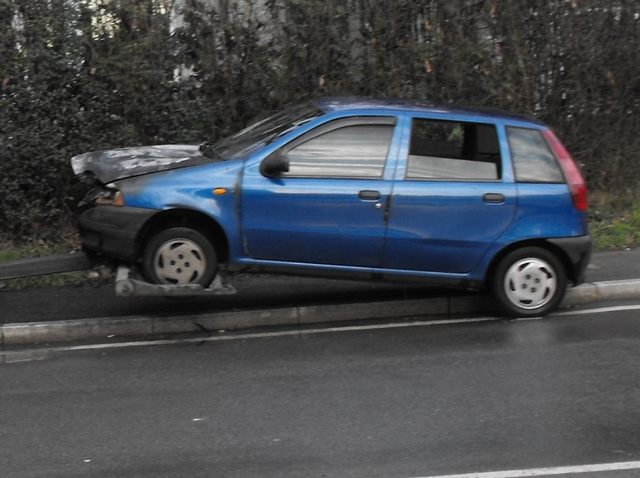 Fiamme nel cofano dell’autoNonna sprint salva la nipotina