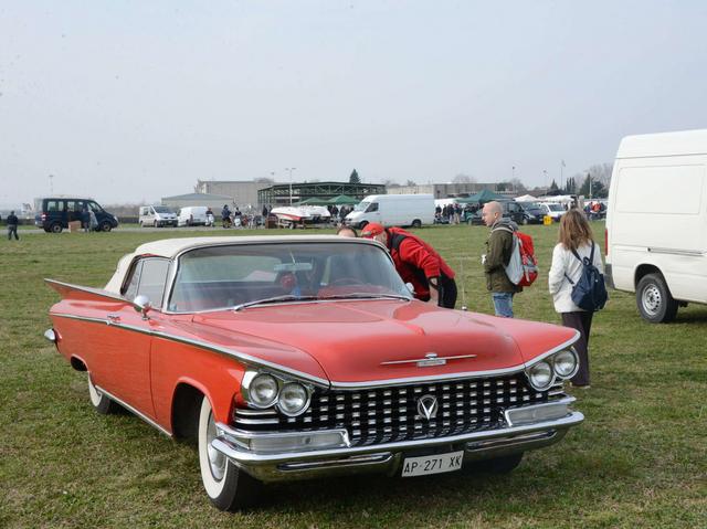 Aeroclub: auto e moto d’epocaTanti curiosi alla mostra-scambio