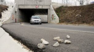 Sassi dal ponte sulle macchineI giochi pericolosi di Cesano